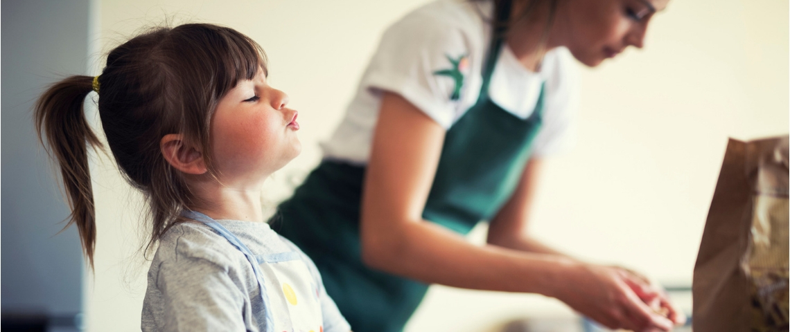Quelles habitudes du confinement allons-nous garder ? Une petite fille et sa mère en train de cuisiner
