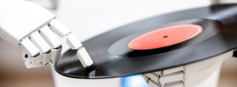 Le concours de l'eurovision des IA a eu lieu Un robot qui touche un vinyl