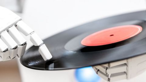 Un robot qui touche un vinyl