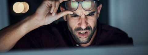 13 millions de personnes en France souffrent d'illectronisme Un homme qui ne comprend rien à ce qu'il y a sur son écran d'ordinateur