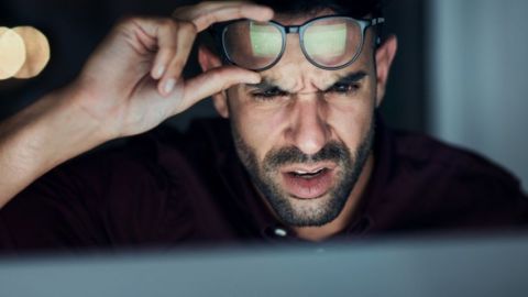 Un homme qui ne comprend rien à ce qu'il y a sur son écran d'ordinateur