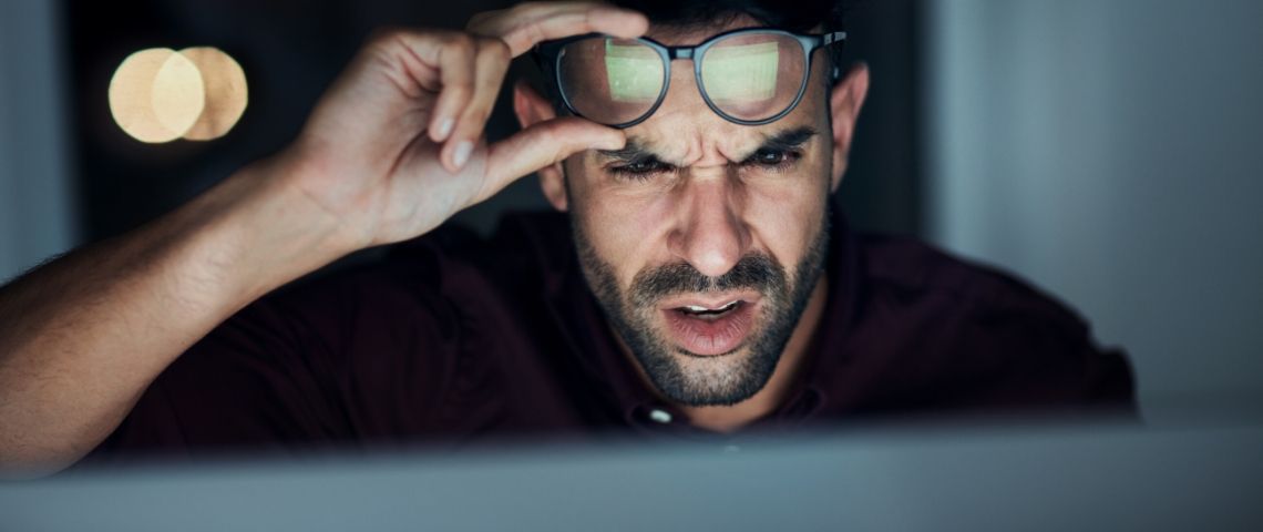 13 millions de personnes en France souffrent d'illectronisme Un homme qui ne comprend rien à ce qu'il y a sur son écran d'ordinateur