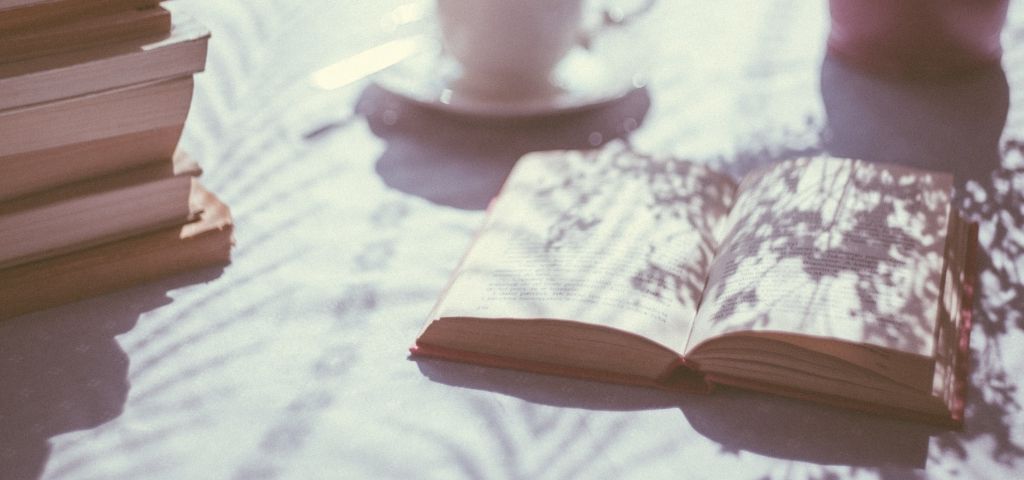 Quels livres lire en 2020 ? Plusieurs livres posés sur une table