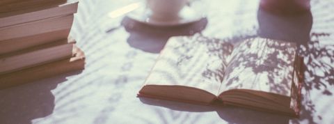 Quels livres lire en 2020 ? Plusieurs livres posés sur une table