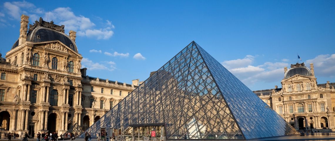 Le Louvre enregistre 10,5 millions de visiteurs virtuels malgré le confinement pyramide du louvre
