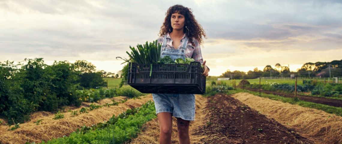Comment le « made in France » s’impose comme solution durable pour l’après Coronavirus Une agricultrice dans son champs