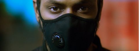 Quatre Tech qui changent les masques Un homme avec un masque noir muni d'un filtre