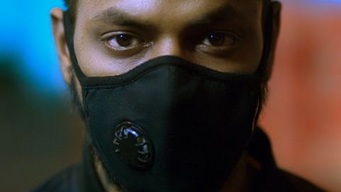 Quatre Tech qui changent les masques Un homme avec un masque noir muni d'un filtre