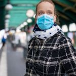 Une masque avec un masque qui attend le métro