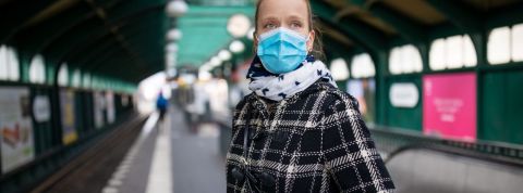 Uber et la RATP misent sur la reconnaissance faciale pour assurer le port du masque Une masque avec un masque qui attend le métro