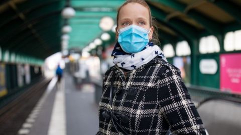 Une masque avec un masque qui attend le métro