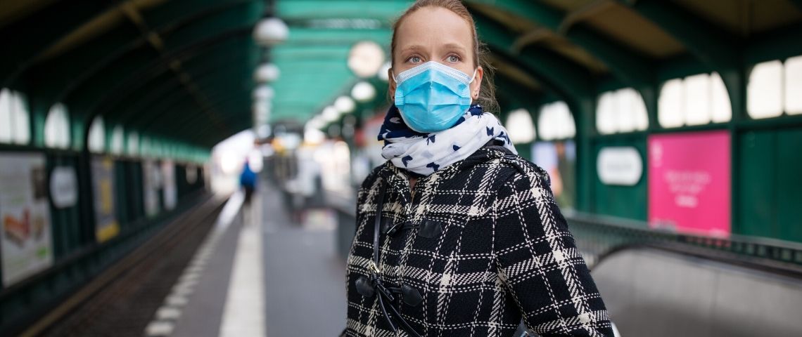 Uber et la RATP misent sur la reconnaissance faciale pour assurer le port du masque Une masque avec un masque qui attend le métro