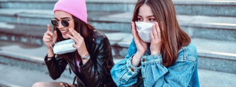 Que veulent les millennials après la pandémie ? Deux jeunes filles portant un masque sur des escaliers