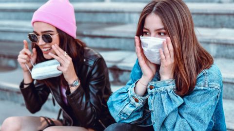 Deux jeunes filles portant un masque sur des escaliers