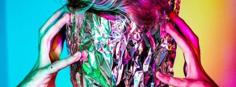 Les tendances 2020 de l'après Covid-19 Un homme avec du papier d'aluminium sur le visage