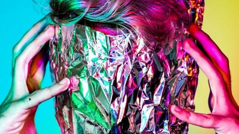 Un homme avec du papier d'aluminium sur le visage