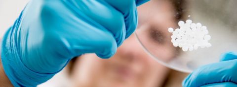 Tech : des nouveaux matériaux qui protègent des virus Une chercheuse dans un laboratoire en gros plan