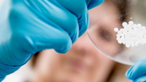 Une chercheuse dans un laboratoire en gros plan