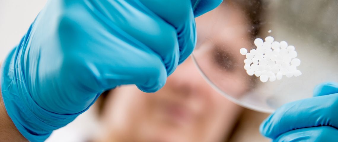 Tech : des nouveaux matériaux qui protègent des virus Une chercheuse dans un laboratoire en gros plan