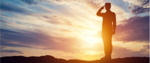 Un officier faisant un salut sur un fond de soleil couchant