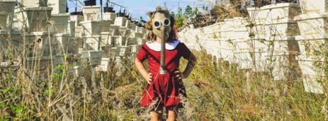 « Le monde d’après n’existe pas » : la différence entre le futur probable et le futur désirable Une petite fille dans un champ avec un masque futuriste