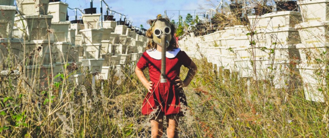 « Le monde d’après n’existe pas » : la différence entre le futur probable et le futur désirable Une petite fille dans un champ avec un masque futuriste