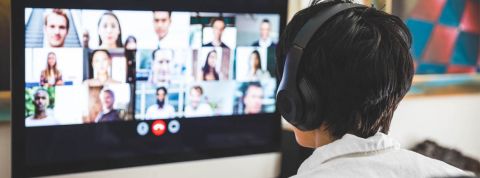 Les patrons américains aimeraient un passage total au télétravail pour leurs équipes Un homme en train de faire une réunion sur Skype avec de nombreux collègues