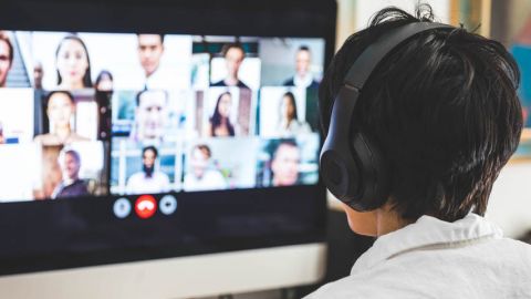 Un homme en train de faire une réunion sur Skype avec de nombreux collègues