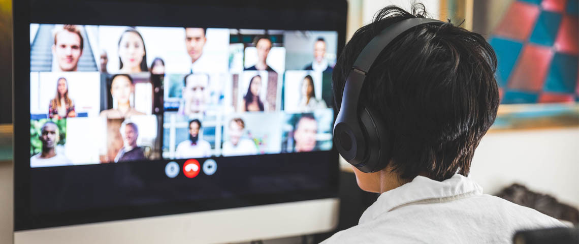 Les patrons américains aimeraient un passage total au télétravail pour leurs équipes Un homme en train de faire une réunion sur Skype avec de nombreux collègues
