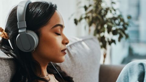 Une femme qui écoute de la musique en fermant les yeux