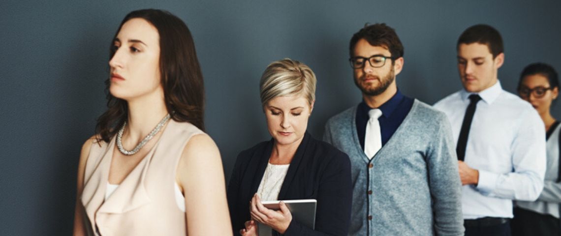 Quand la crise fait émerger de nouvelles compétences humaines et comportementales dans les recrutements Des gens qui font la queue à un entretien