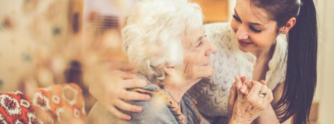 Face à la pandémie apparaît l'urgence d'une nouvelle forme de solidarité Une vieille femme avec une plus jeune femme en train de se tenir la main