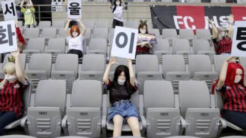 Comment remplir les stades pendant la crise ? Un stade rempli de poupées sexuelles à Séoul