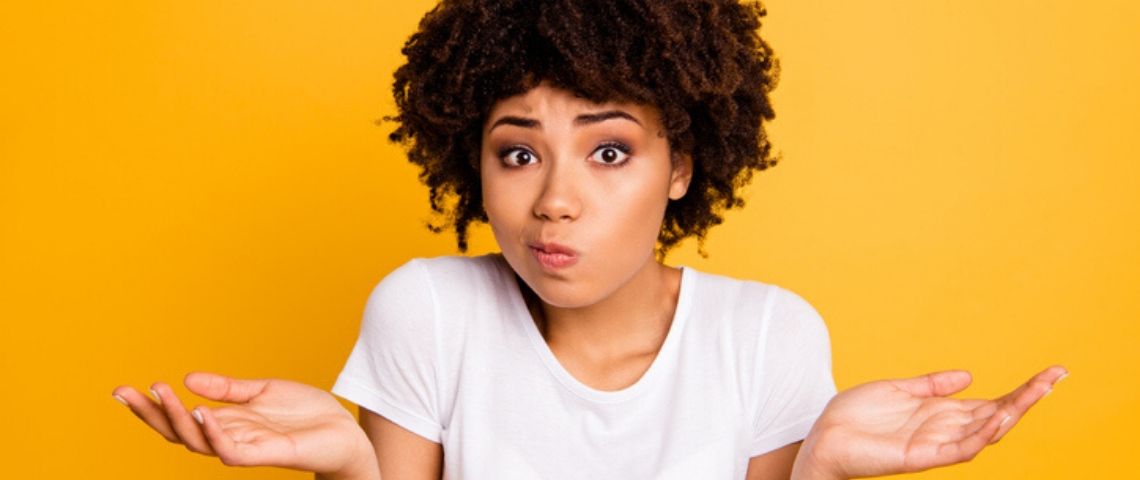 Comment construire une stratégie de communication digitale qui se démarque ? Une femme qui se pose des questions
