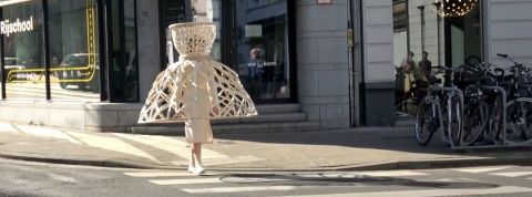 Quand la distanciation physique inspire créateurs de mode et designers robe panier moderne