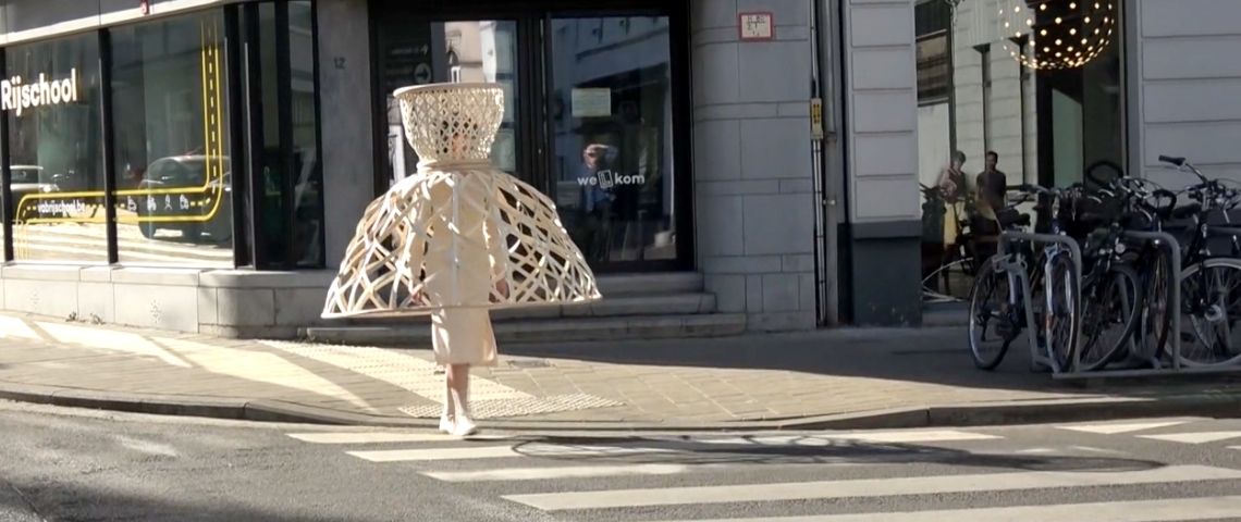 Quand la distanciation physique inspire créateurs de mode et designers robe panier moderne