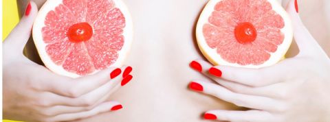 Pendant le confinement, les femmes mettent moins de soutien-gorge Une femme tenant deux demi pamplemousses devant ses seins