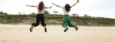 Comment TikTok s'est imposé dans le smartphone des ados Deux femmes qui sautent en l'air sur une plage