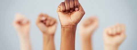 37 grandes villes s'engagent pour le monde de demain Des mains qui lèvent le poing