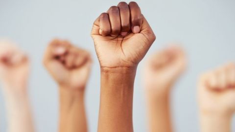 Des mains qui lèvent le poing