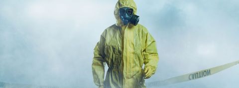 Comment les crises révèlent-elles les mauvaises habitudes managériales ? Une personne en combinaison de protection