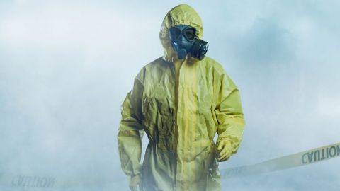 Une personne en combinaison de protection