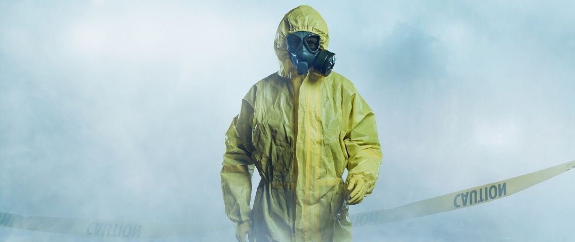 Comment les crises révèlent-elles les mauvaises habitudes managériales ? Une personne en combinaison de protection