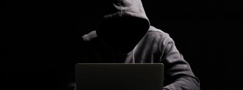 Une enquête épinglent les agences de com' qui font des Dark RP sur Wikipedia Un homme avec une capuche dans le noir devant son ordinateur