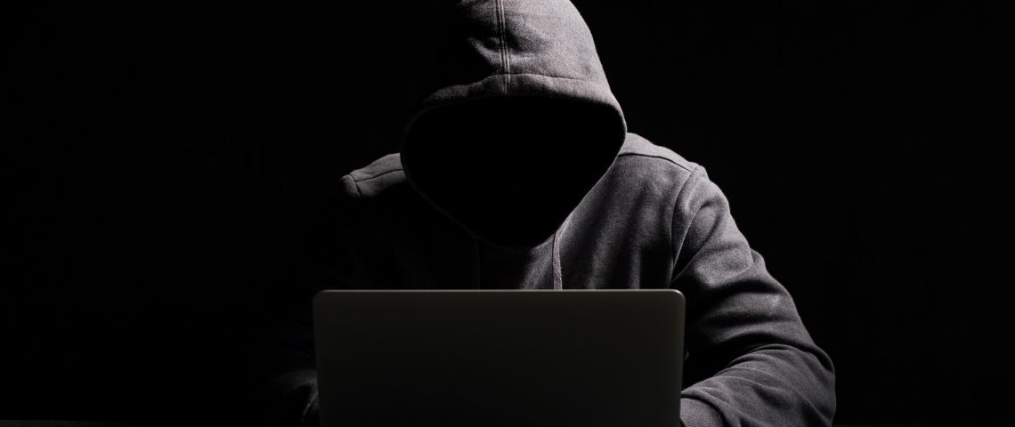 Une enquête épinglent les agences de com' qui font des Dark RP sur Wikipedia Un homme avec une capuche dans le noir devant son ordinateur