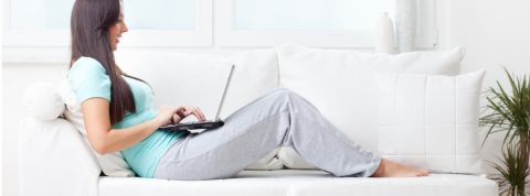 Comment Zoom tue l'industrie de la mode Une femme travaillant sur son canapé en jogging et pieds nus