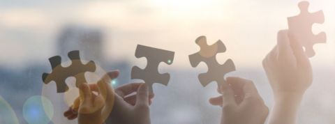 comment relancer les entreprises après la crise1 des mains qui tiennent des pièces de puzzle