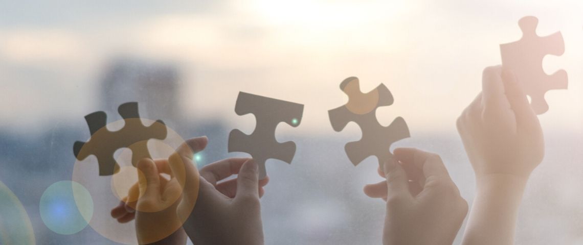 comment relancer les entreprises après la crise1 des mains qui tiennent des pièces de puzzle
