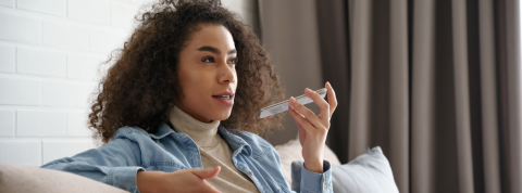 Dis Siri, que penses-tu de Black Lives Matter ? Femme noire parlant à l'assistant vocal de son téléphone