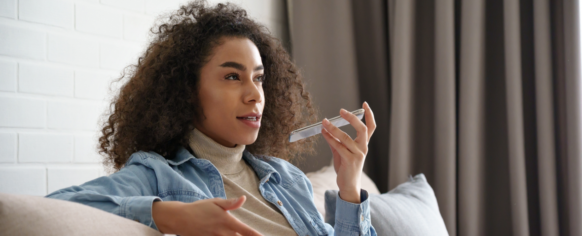 Dis Siri, que penses-tu de Black Lives Matter ? Femme noire parlant à l'assistant vocal de son téléphone